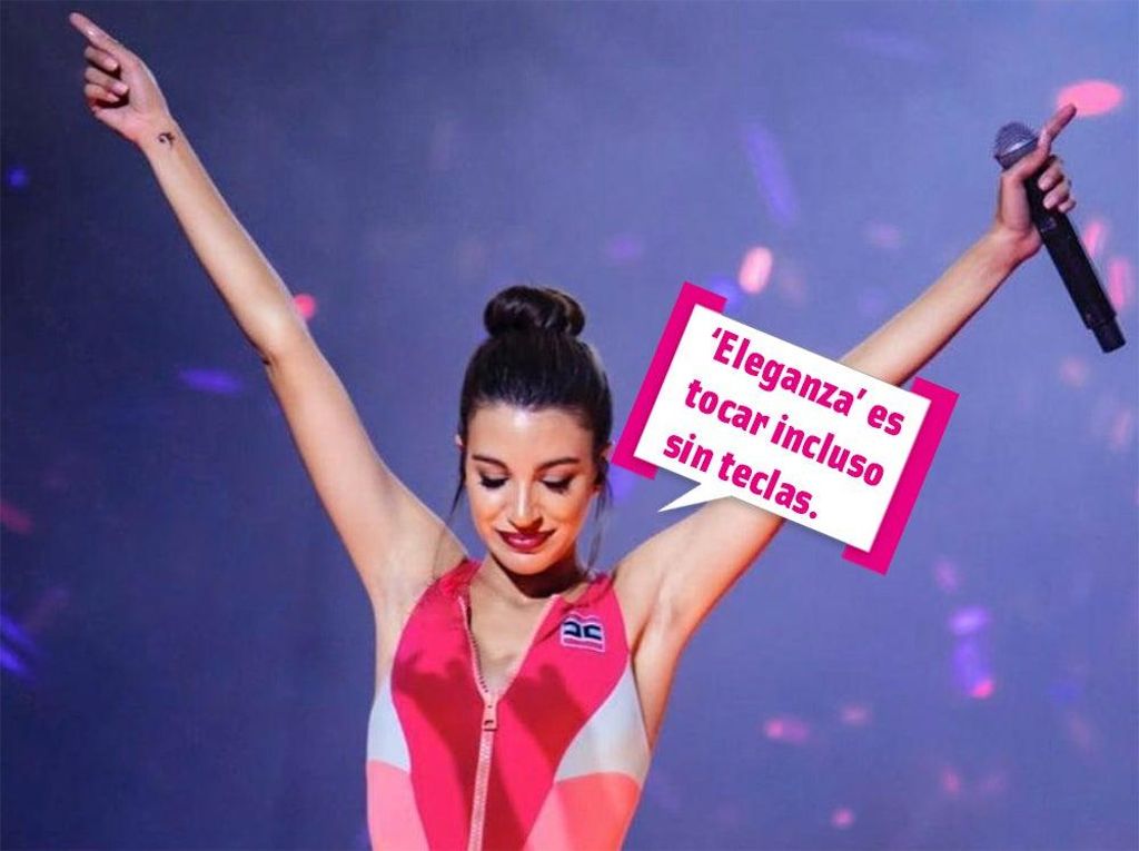 Ana Guerra toca el piano con la tapa cerrada