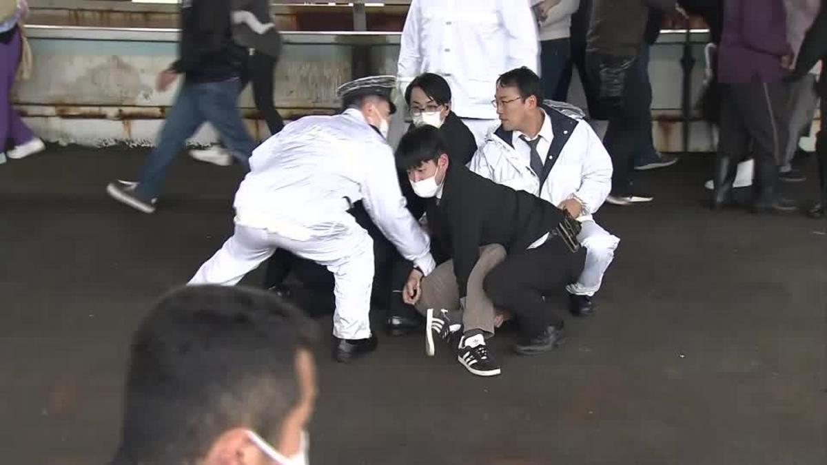 Agentes de policía arrestan a un hombre sospechoso de haber arrojado explosivos cuando el primer ministro japonés, Fumio Kishida, se disponía a pronunciar un discurso en un puerto pesquero de Wakayama, al oeste de