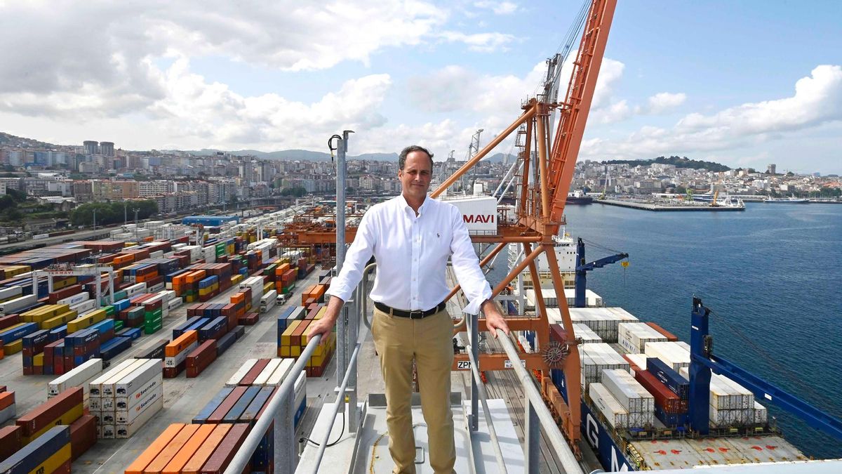 Carlos Botana, esta semana con el Puerto de Vigo al fondo.