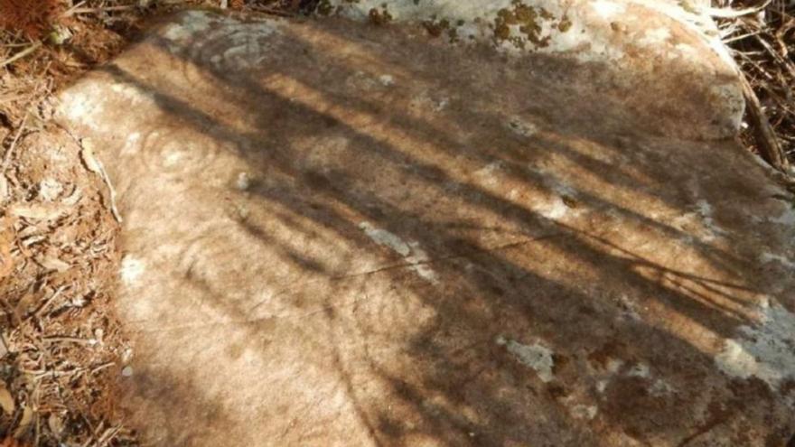 Petroglifo descubierto en la zona de A Fontaíña.   | // CONCELLO DE POIO