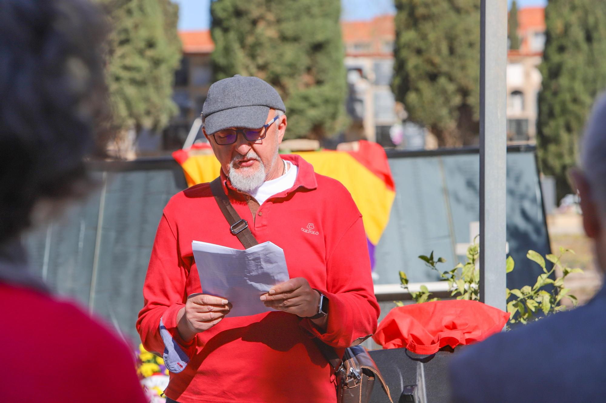 Concentración en el cementerio de Alicante por las personas fueron fusiladas y enterradas por el régimen franquista en fosas comunes