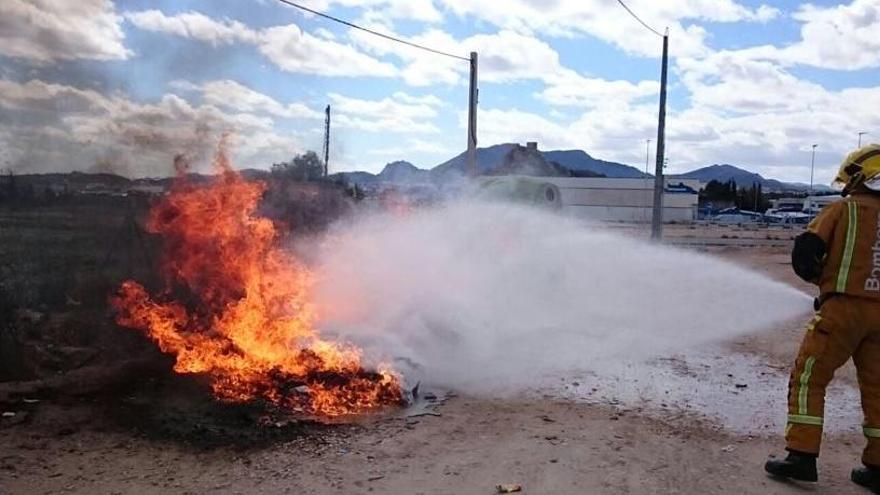 Los bomberos sofocan un incendio en tres contenedores