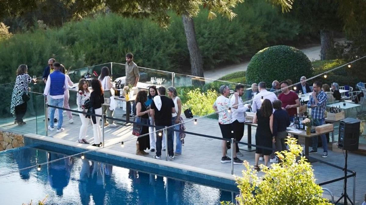 Ambiente de una edición anterior de la Fira del Vi i la Gastronomia en el Beach Club del resort de lujo Infinitum.
