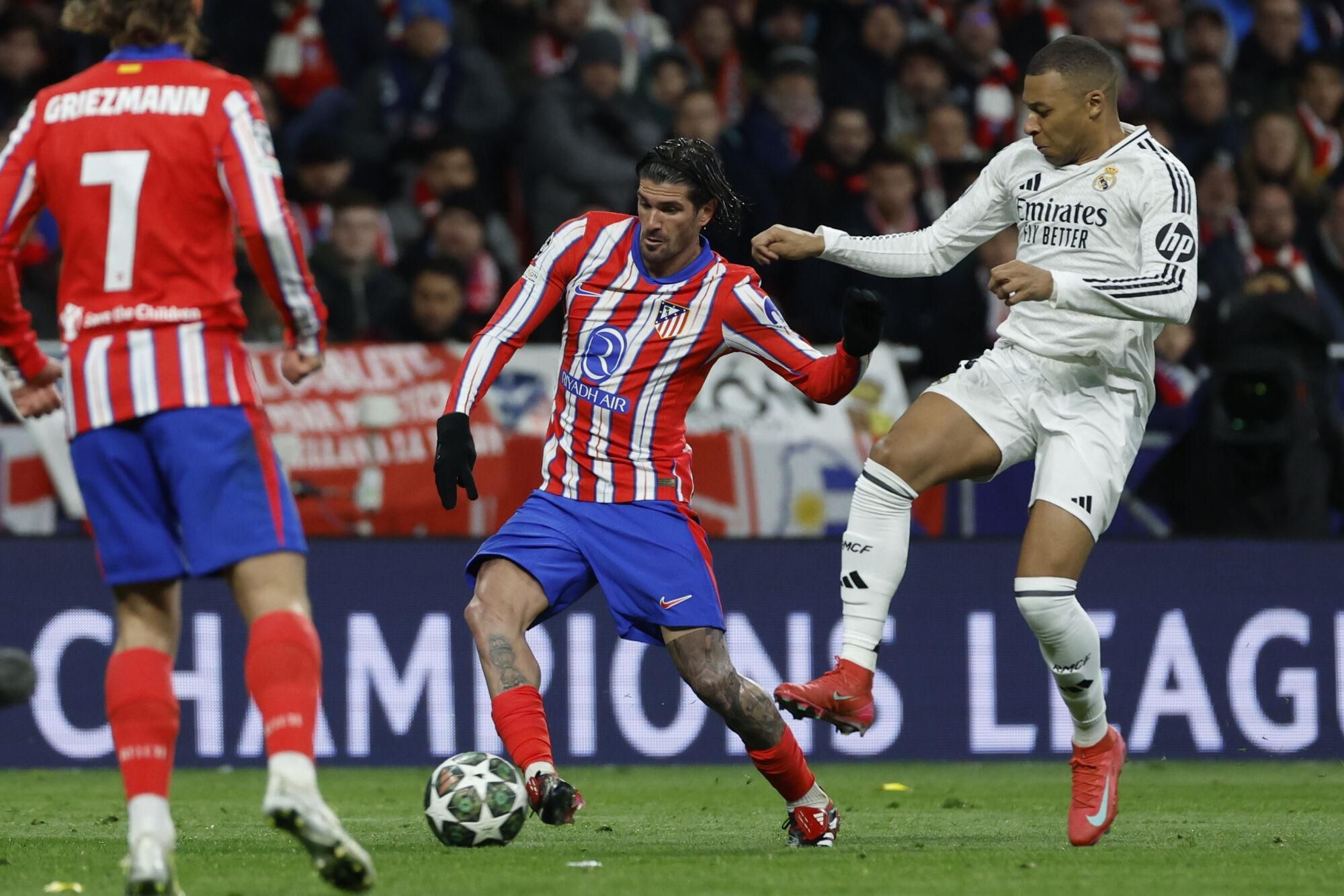 MADRID, 12703/2025.- El centrocampista del Atlético Rodrigo de Paul (i) juega un balón ante Kylian Mbappé, del Real Madrid, durante el partido de vuelta de los octavos de final de la Liga de Campeones que Atlético de Madrid y Real Madrid disputan este miércoles en el estadio Metropolitano. EFE/Juanjo Martín