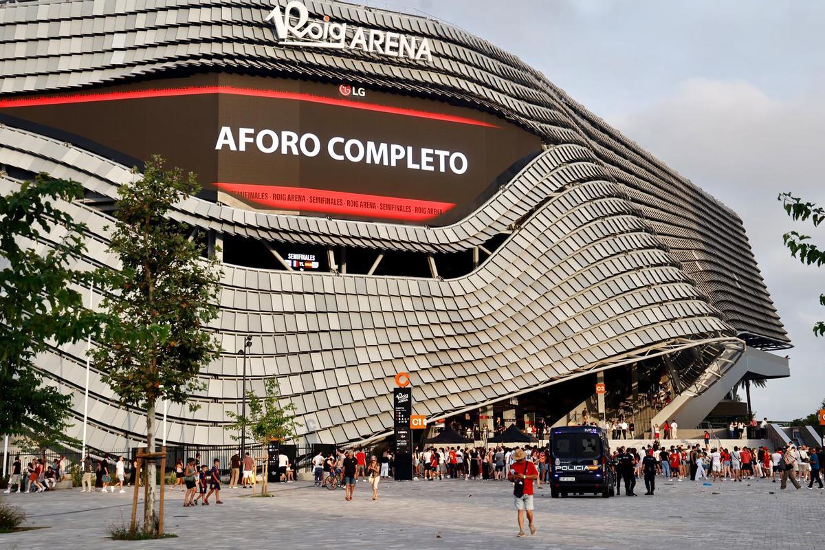 Afueras del Roig Arena con el cartel de aforo completo