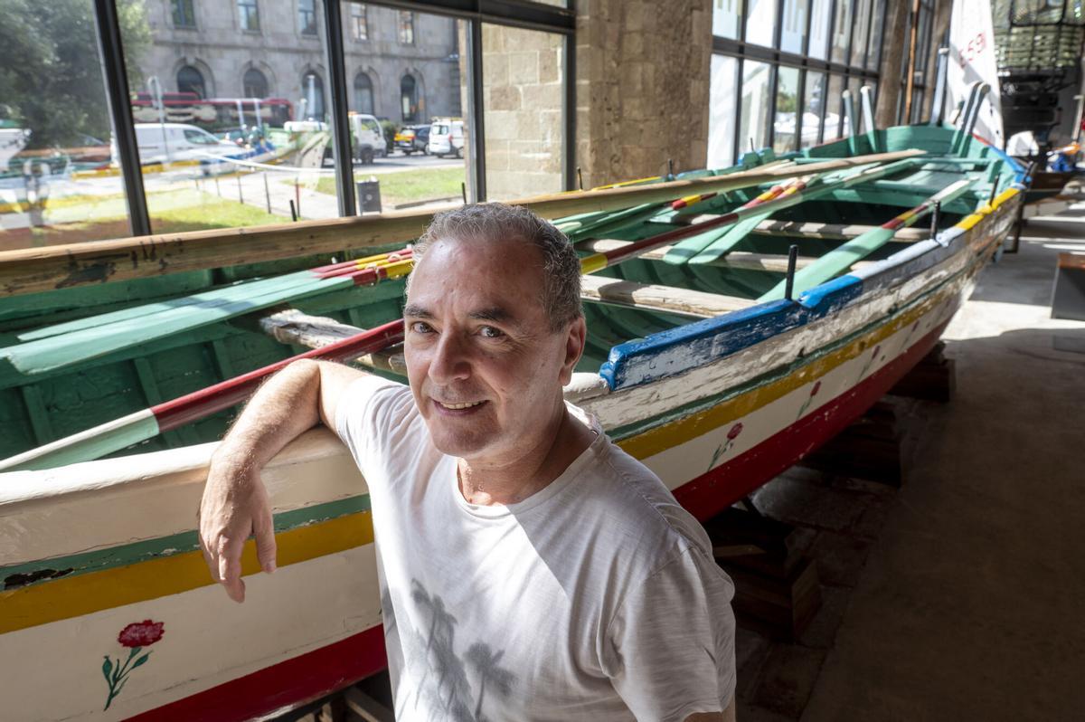 Barcelona. 23.07.2026. Barcelona Jordi García junto a la barca de Jábega, embarcación de remo tradicional de origen malagueño que cumple cien años y que puede verse en el Museu Marítimo de les Drassanes. Fotografía de Jordi Cotrina