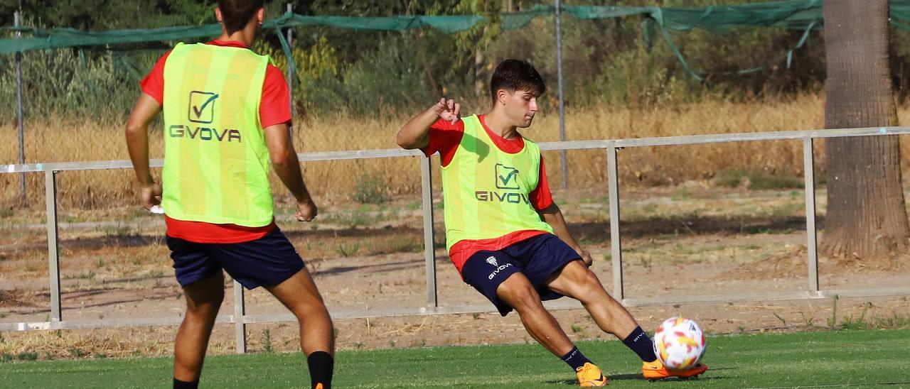 Manolillo, durante un entrenamiento del Córdoba CF en la Ciudad Deportiva, esta temporada.