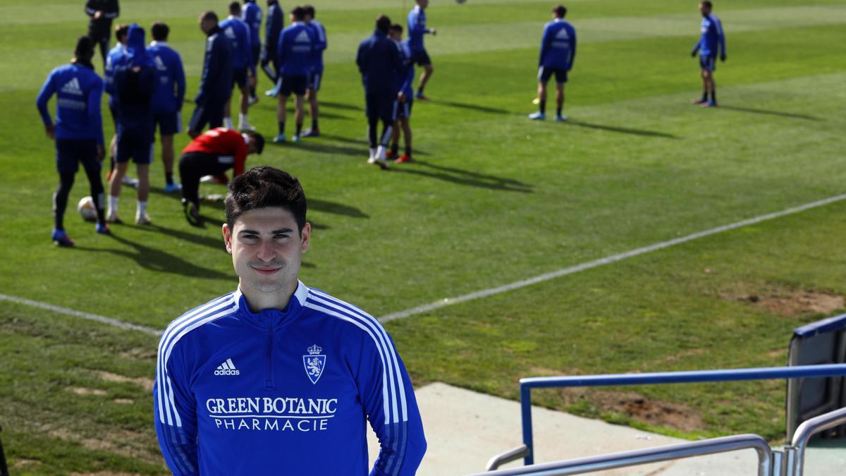 Jaume Grau, en el estadio de La Romareda antes de empezar un entrenamiento.