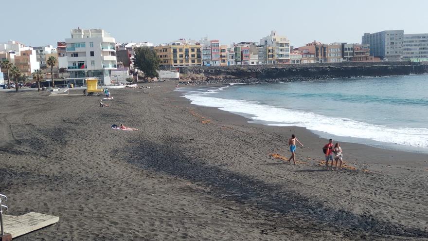 Playa de La Garita, donde este jueves han llegado algas a la orilla.