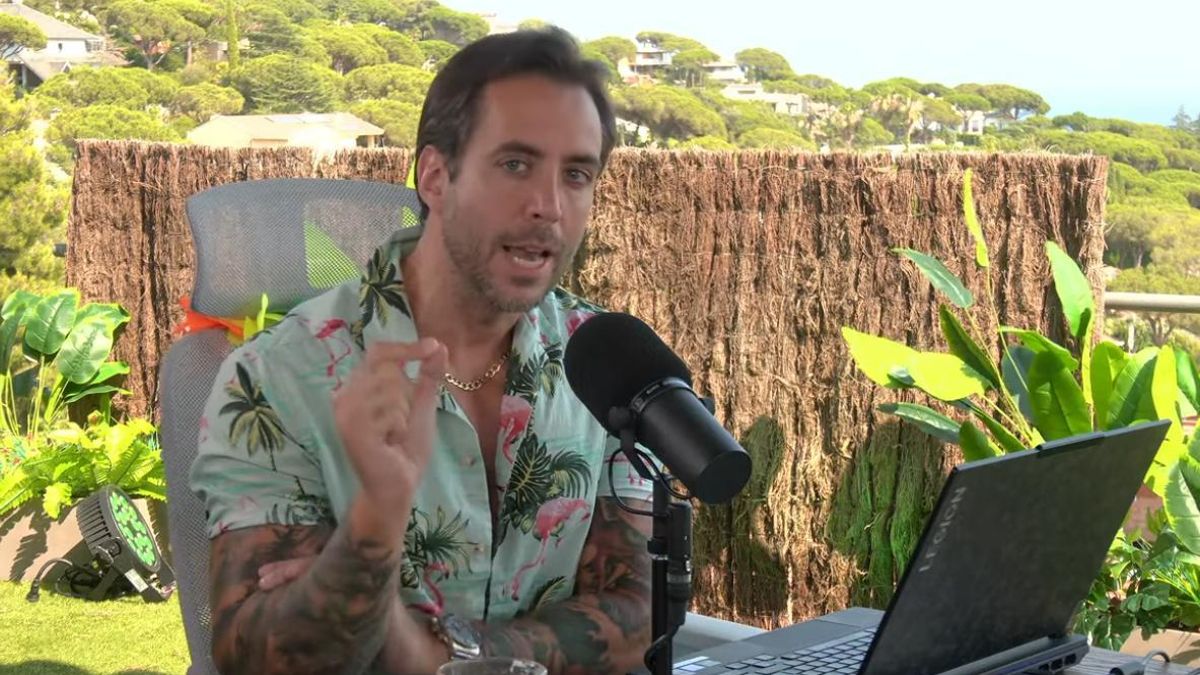 El youtuber manresà, Jordi Wild, durant la retransmissió de l'especial estiu del seu pòdcast 'The Wild Project'