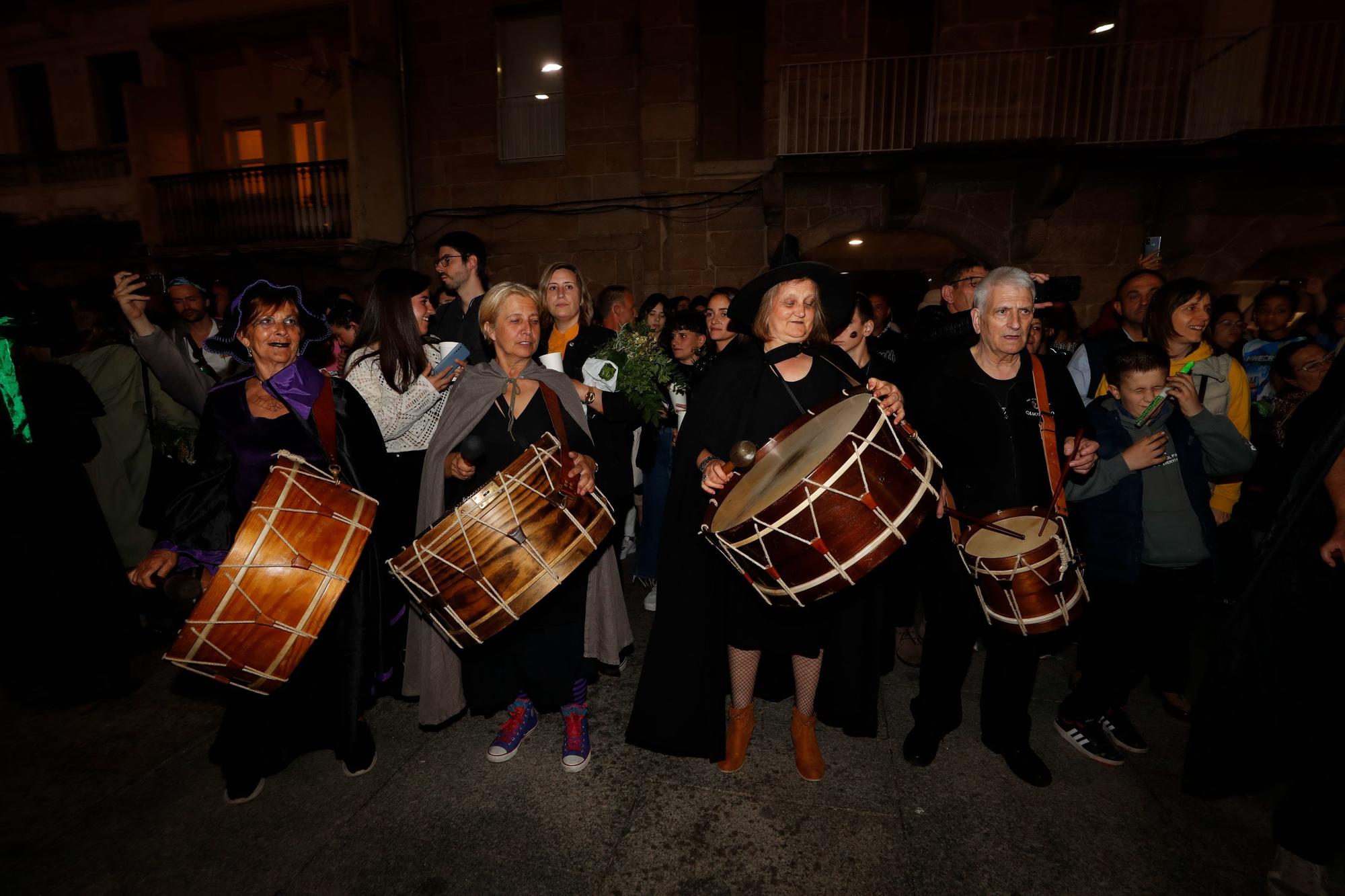 Miles de personas llenaron O Berbés durante la noche