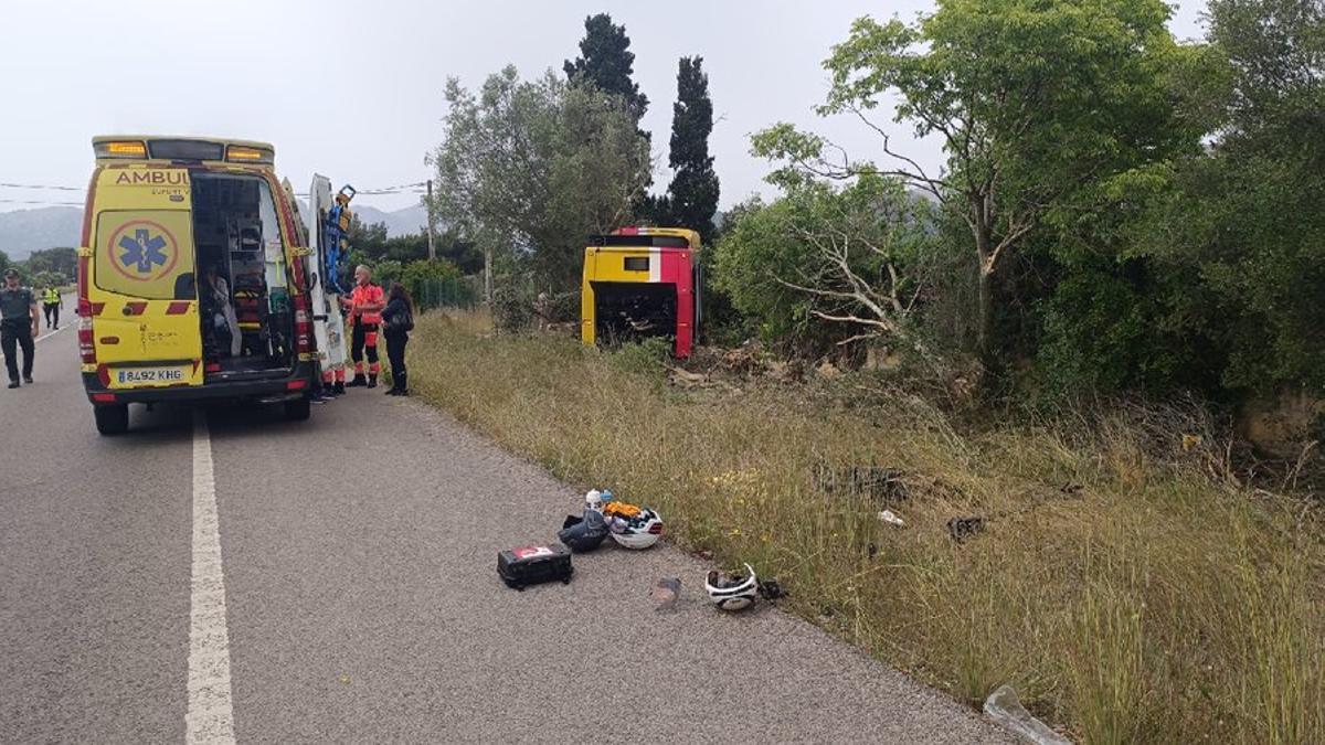 Una ambulancia junto a restos de los ciclistas heridos y el autobús del TIB siniestrado.