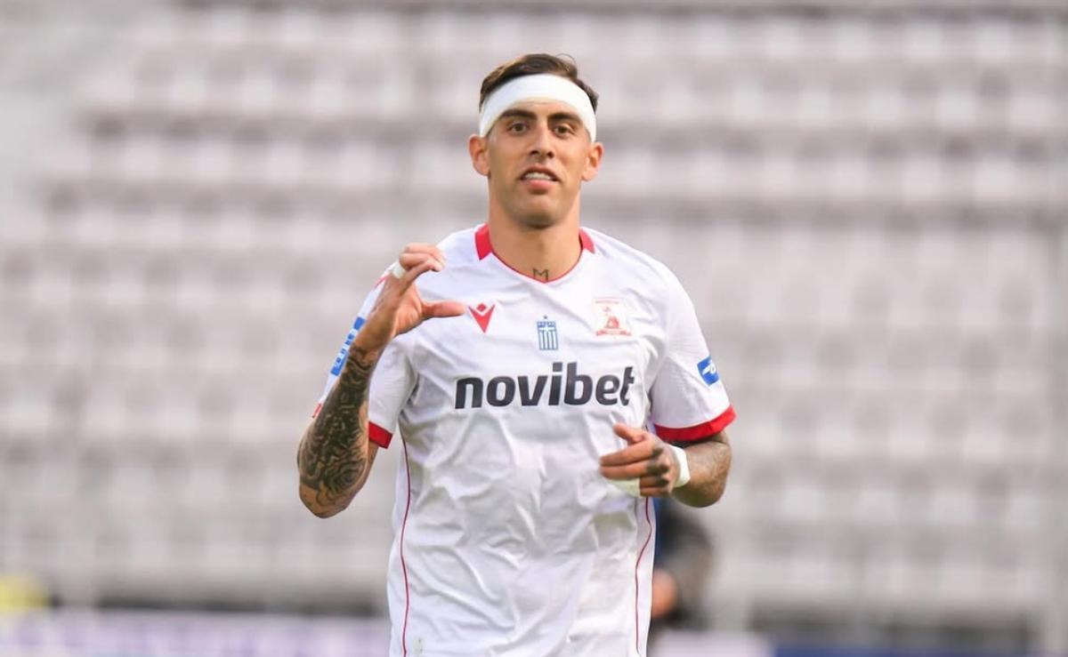 Jefté celebra un gol con la camiseta del Panserraikos.