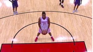 Onuaku lanza de cúchara en su debut en la NBA.