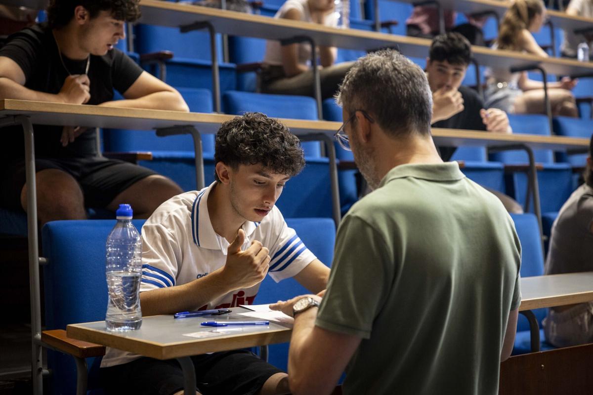 Un joven recibe el primer examen de la PAU del 2026