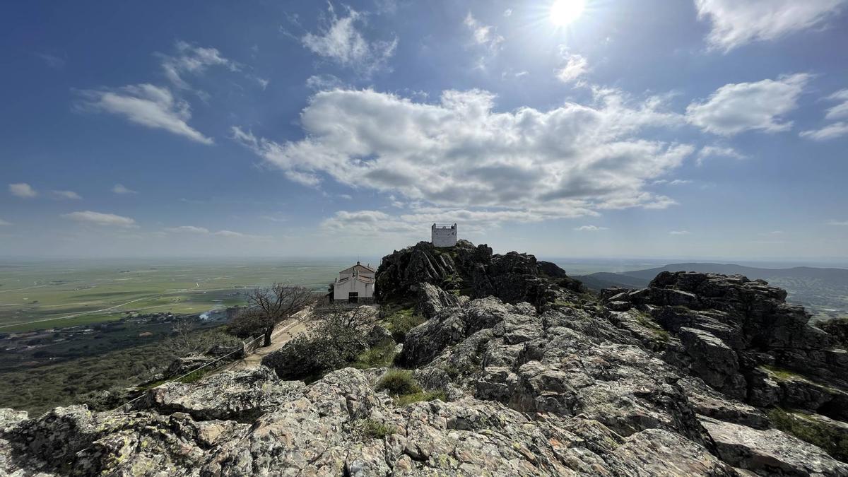 Sierra de Fuentes: donde la estepa alza el vuelo y las tradiciones siguen en pie