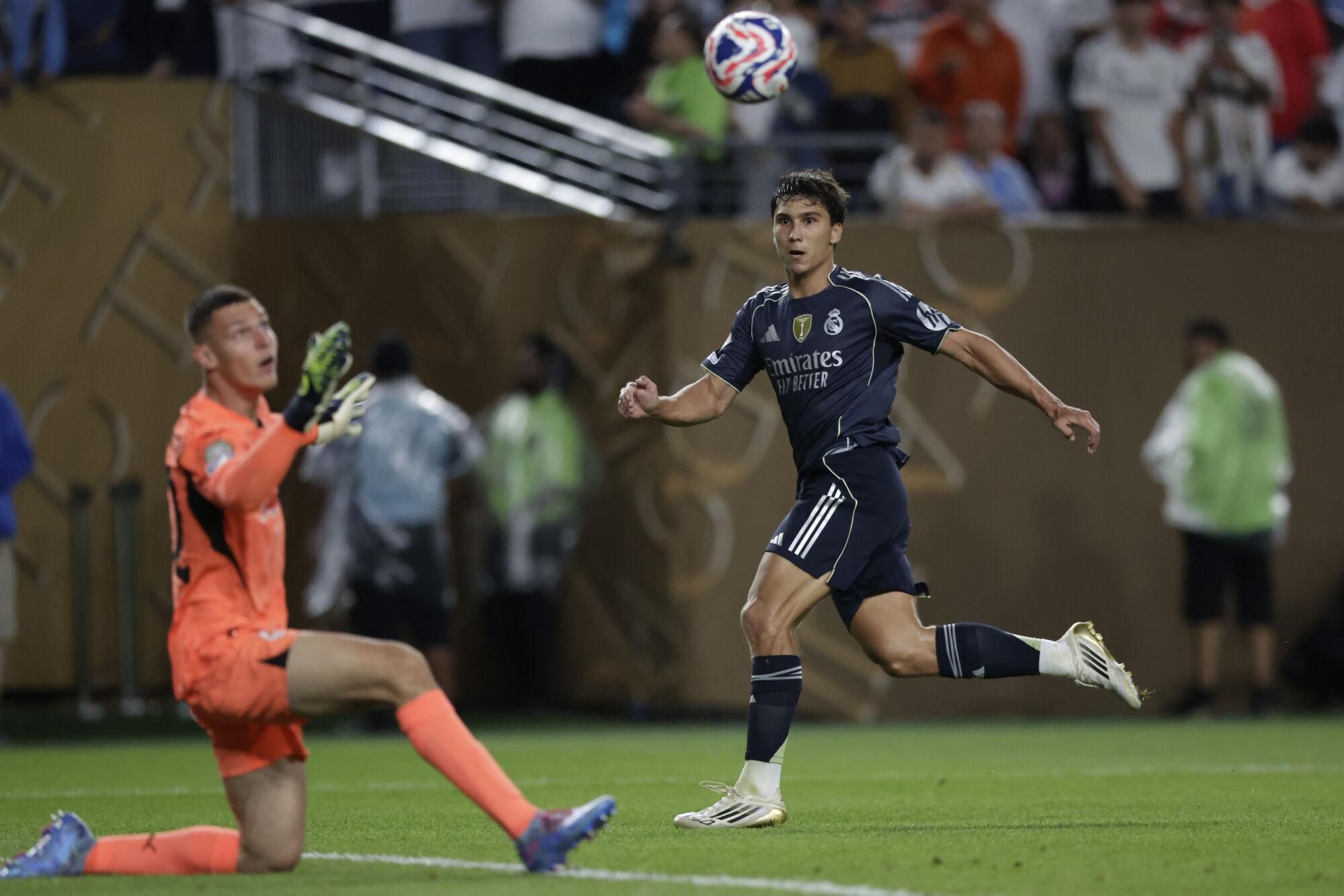 Gonzalo García, del Real Madrid, anota un gol ante Christian Zawieschitzky, portero de Salzburgo, en partido del Mundial de Clubes en el estadio Lincoln Financial Field en Filadelfia.