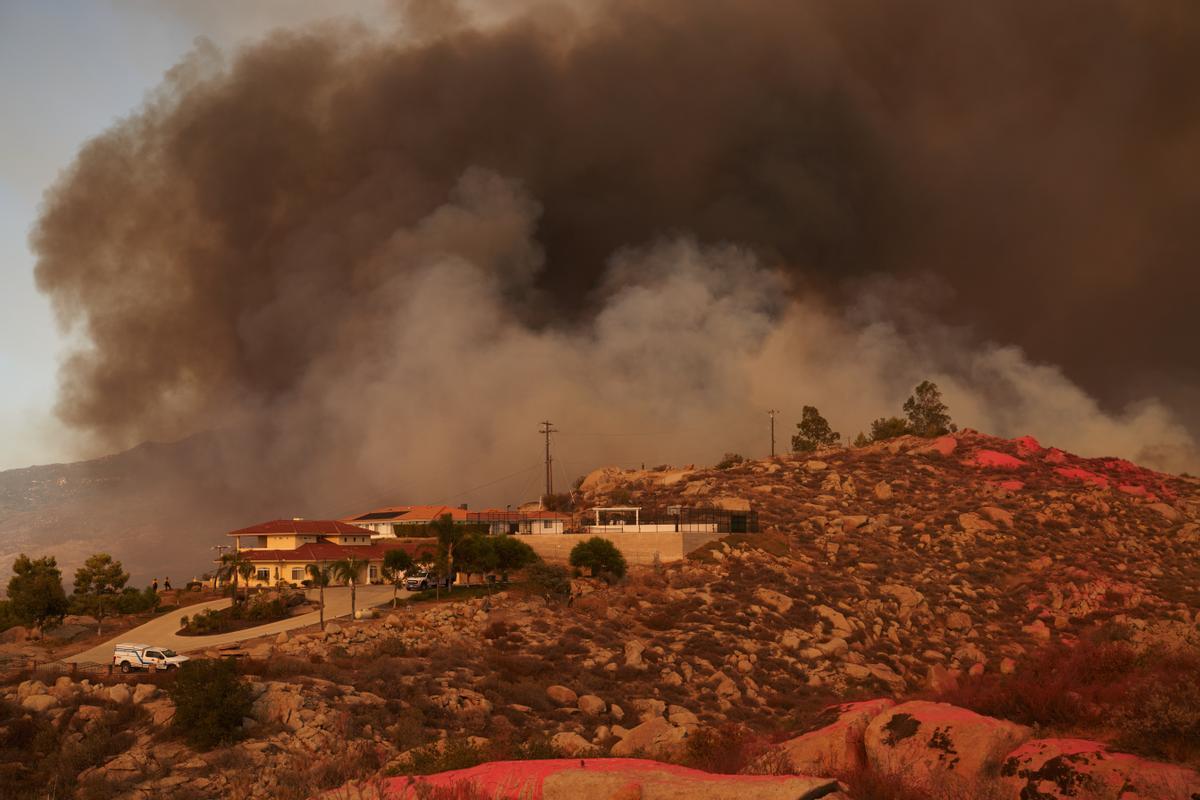 Lucha sin tregua contra el fuego en Hemet (California)