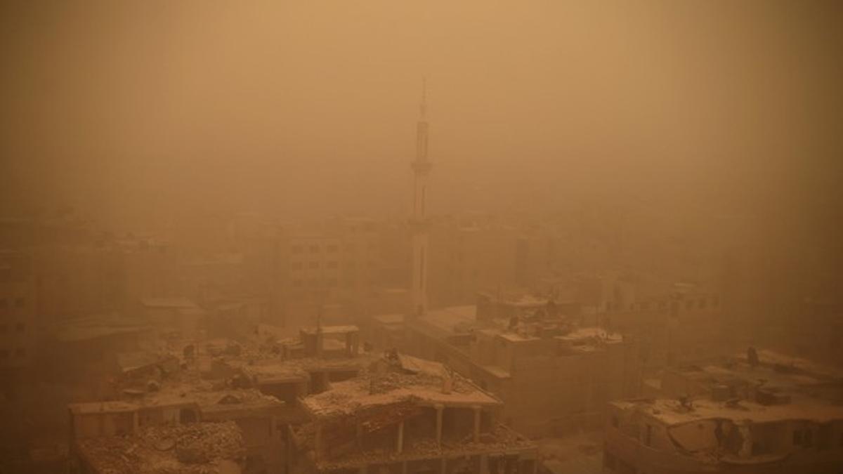 Unos edificios de Damasco, que han quedado en ruinas durante la guerra civil de Siria, fotografiados en plena tormenta de arena.