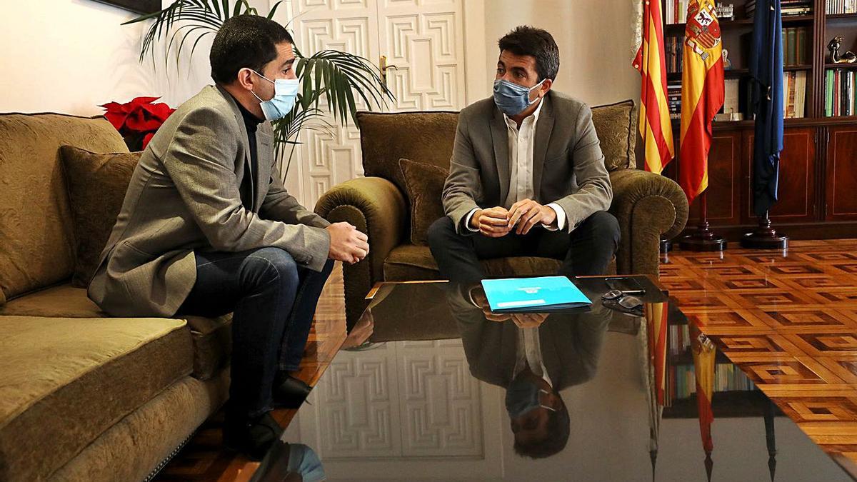 El portavoz del PSOE en la Diputación, Toni Francés, reunido con el presidente, Carlos Mazón. | INFORMACIÓN