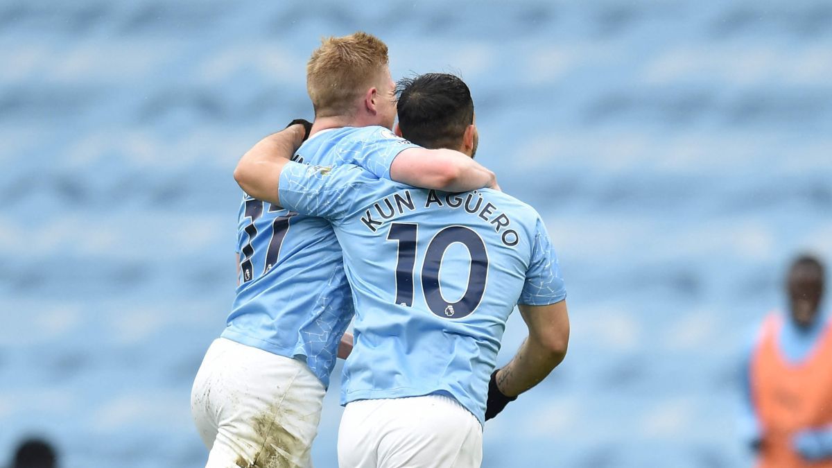 Agüero se abraza con De Bruyne tras marcar el quinto gol del City al Everton.