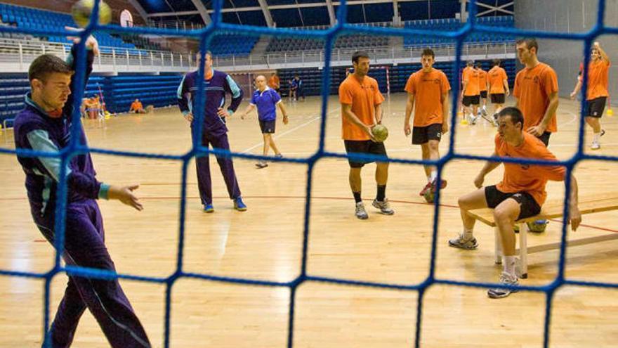 Imagen de un entrenamiento del Club Balonmano Torrevieja.