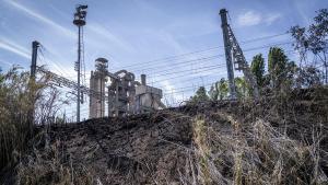 Barcelona 13/05/2024 Montcada bifurcacio Seguimiento de tema de robo de cables de cobre, incendio de equipos de rodalies. Repartación en una de las centralitas quemadas y robadas. AUTOR: MANU MITRU