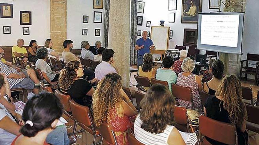 Imbernón en un momento de su conferencia, que tuvo lugar, como todas las previstas por las mañanas, en el Monestir de la Real.