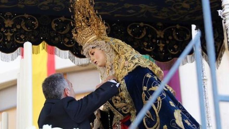 Jorge Fernández Díaz poniendo la medalla de oro