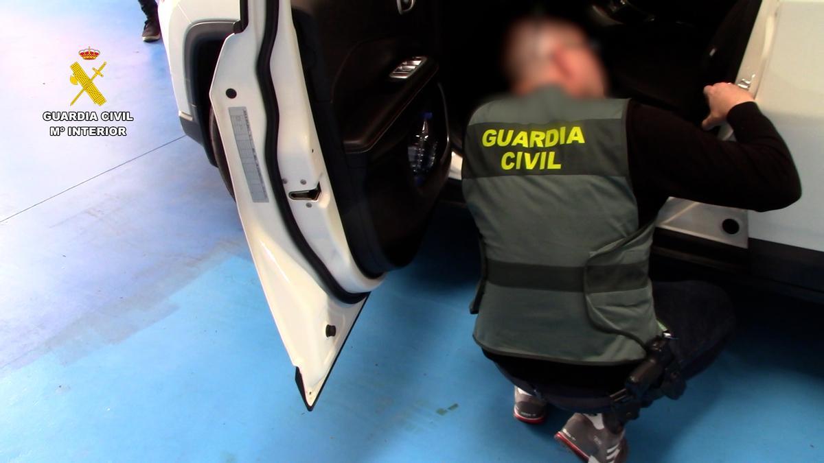 Un agent de la Guàrdia Civil fent comprovacions en un dels vehicles