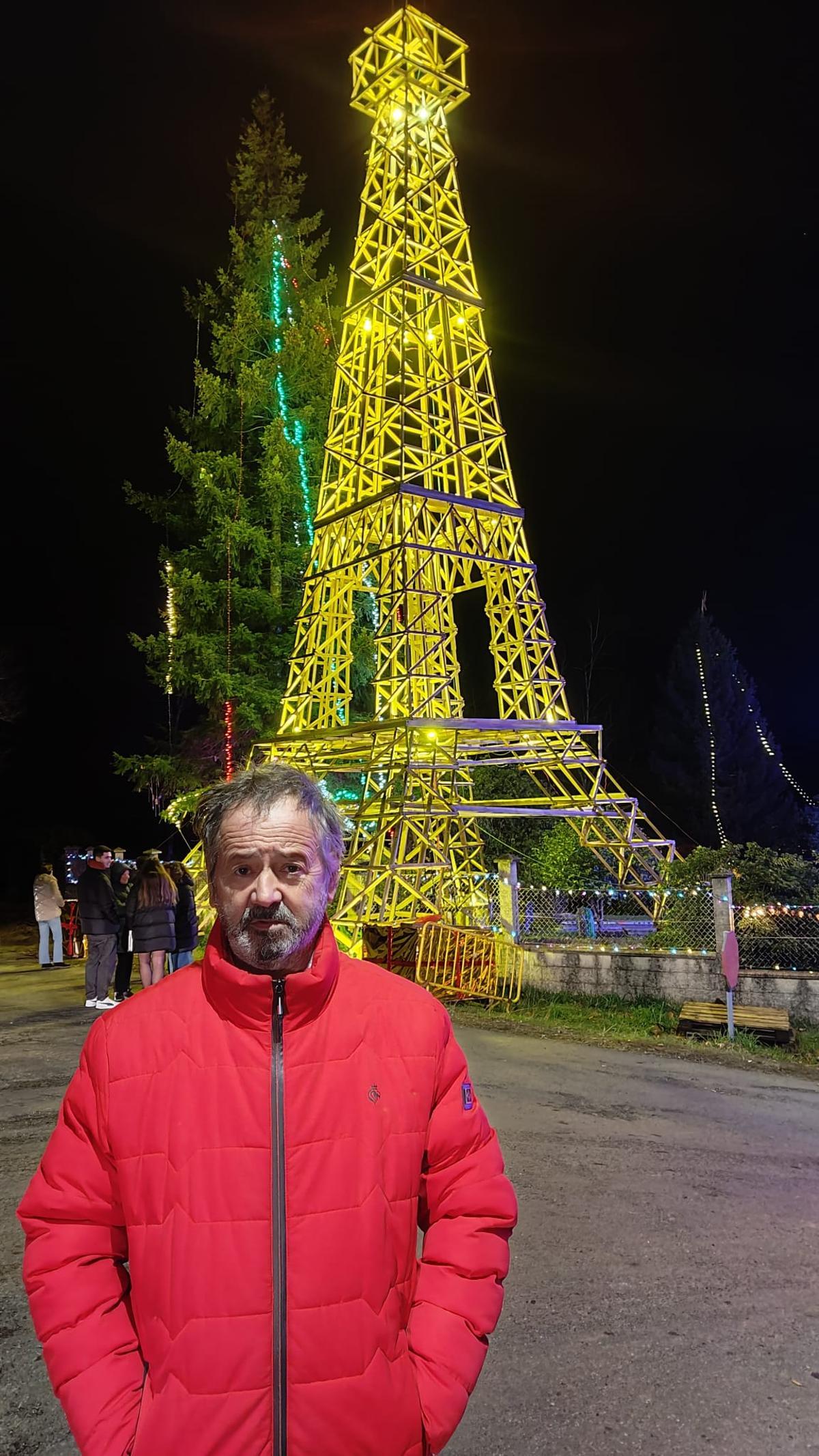 Javier Loureiro, ante su Torre Eiffel, en Soutelo, Cuntis.