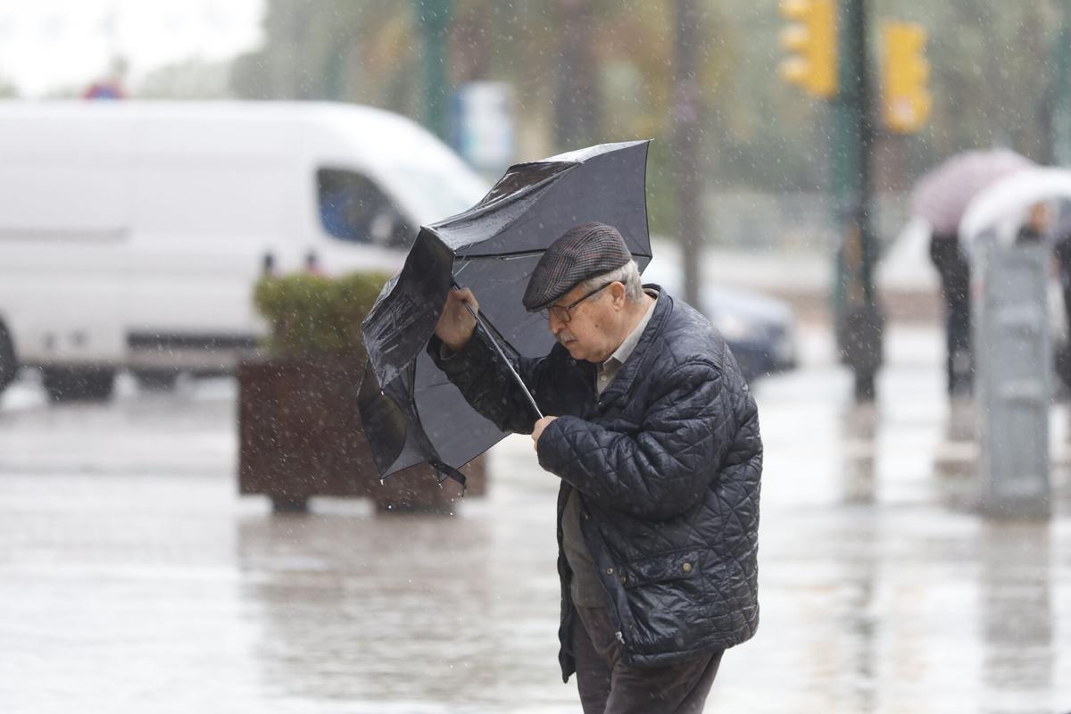 Imagen de archivo de un hombre luchando contra la lluvia y el fuerte viento que se registró la semana pasada durante la borrasca Kristin.