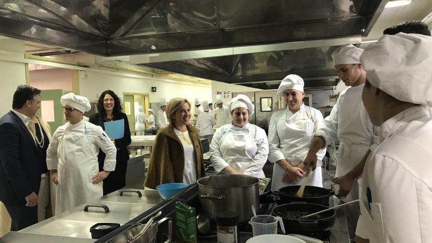 La consejera visita la cocina del IES La Flota de Murcia