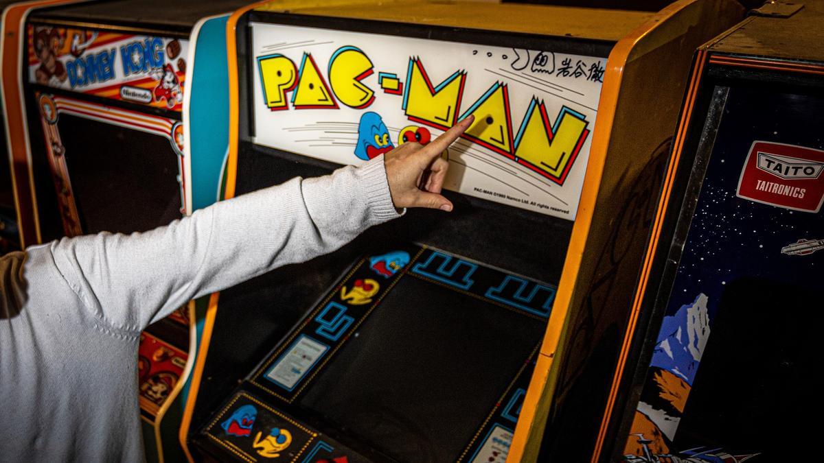 Òscar señala el Pac-Man firmado por su creador, Iwatani.