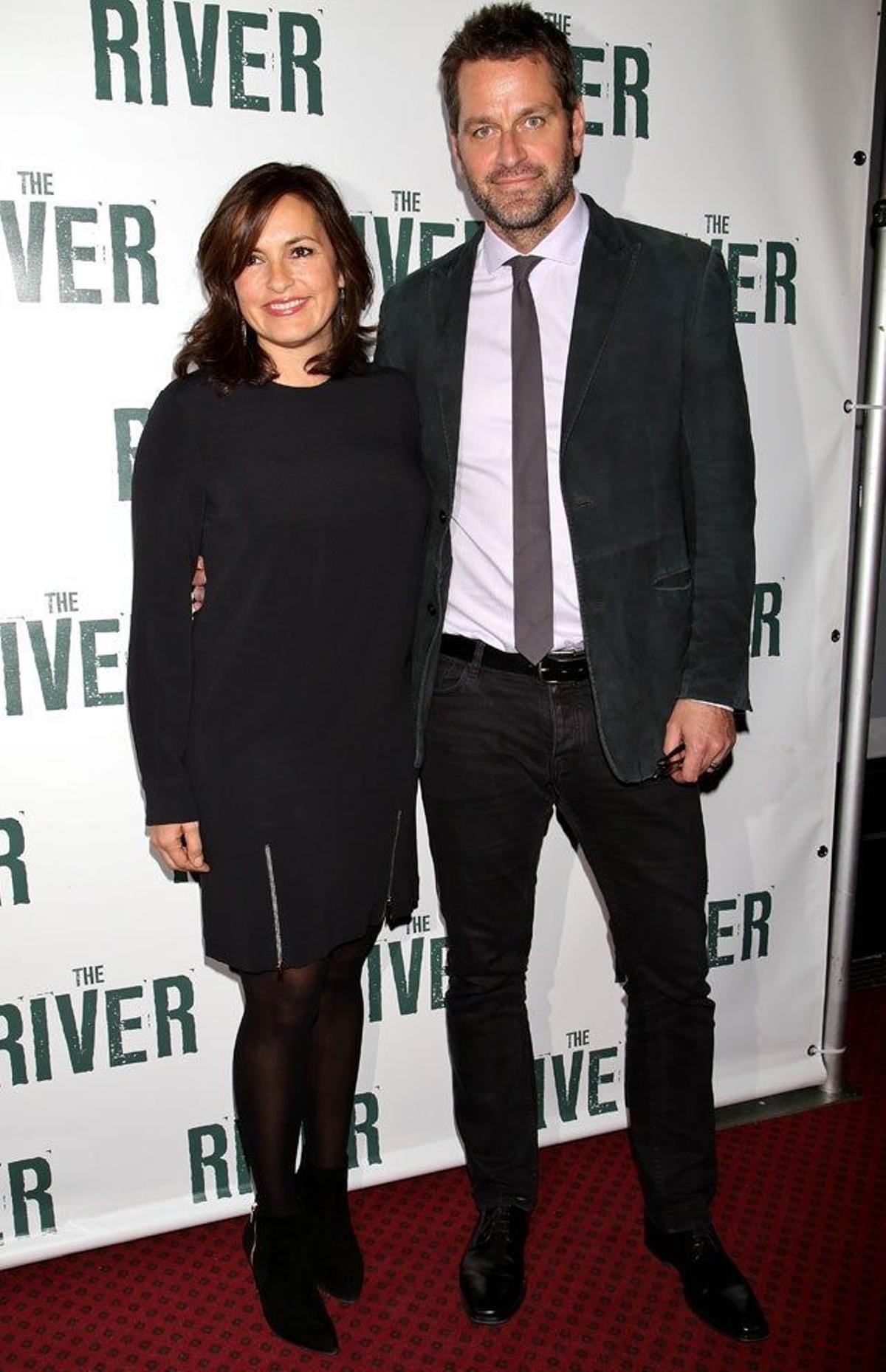 Mariska Hargitay y Peter Hermann en el estreno de 'The River' en Broadway