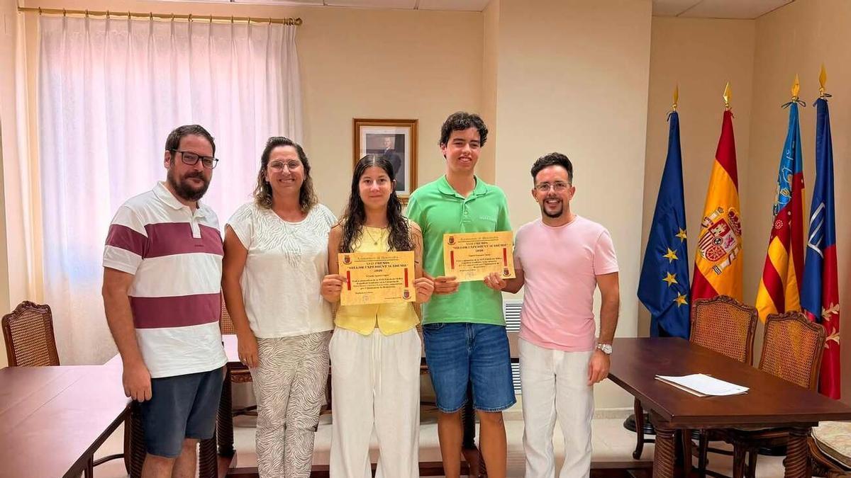 Los políticos, con dos de los estudiantes de Benirredrà premiados