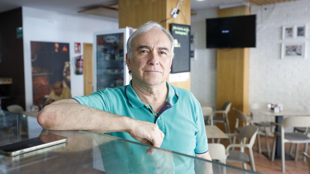 Ángel Izquierdo, del bar de la calle Amberes, uno de los que se ha dado de baja.