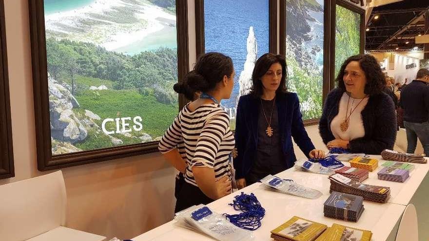 La conselleira Ángeles Vázquez (c.), en el expositor de la Xunta en el Ifema.