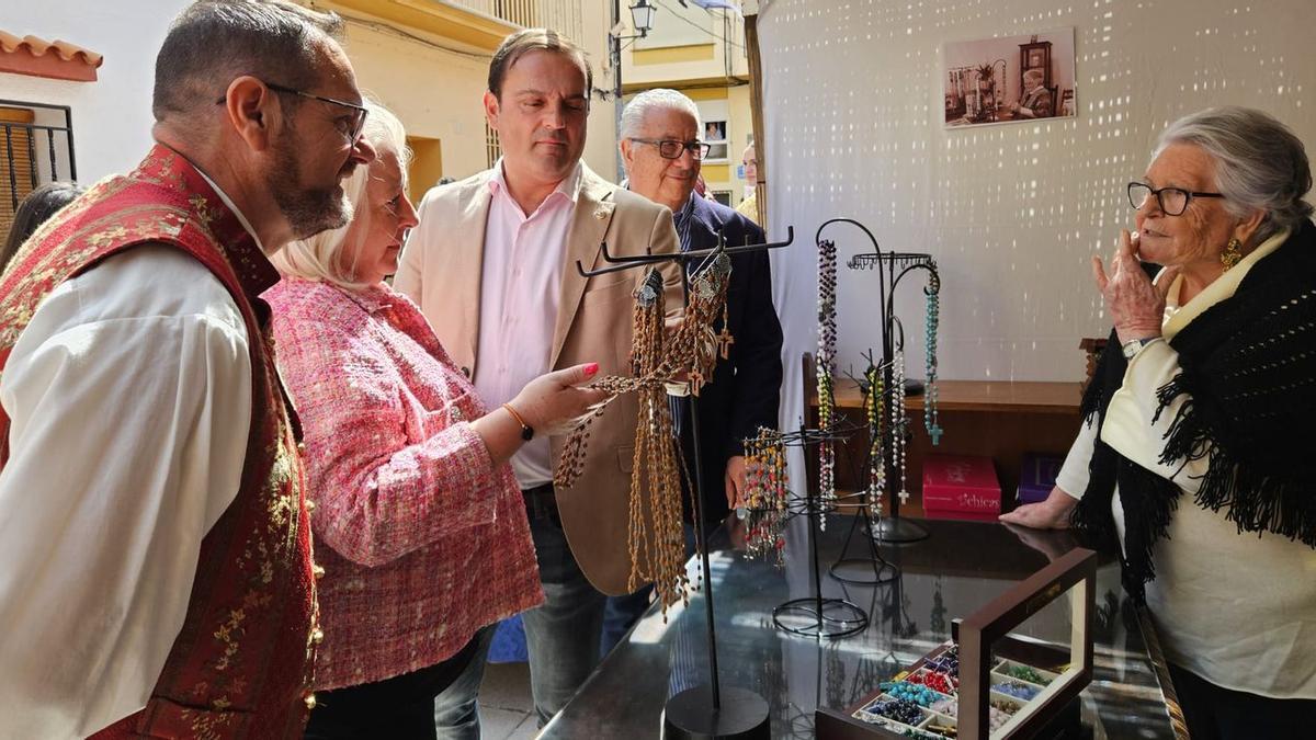 La alcaldesa de Orpesa, Araceli de Moya, observa las piezas que se venden en una de las 200 paradas de la Trobà.