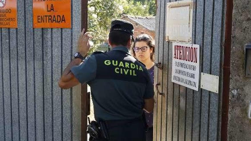 La Guardia Civil precinta la pirotecnia de Tui. // Alba Villar