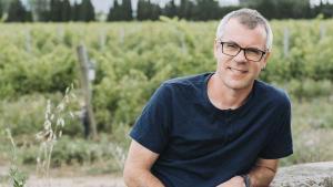 Francesc Font, responsable de la finca del Empordà Can Font, que elabora aceite de oliva, vino y almendras mediante la práctica de la agricultura regenetativa.