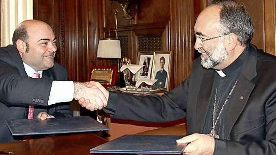 Agustín Iglesias Caunedo y Jesús Sanz Montes, tras la firma del convenio.