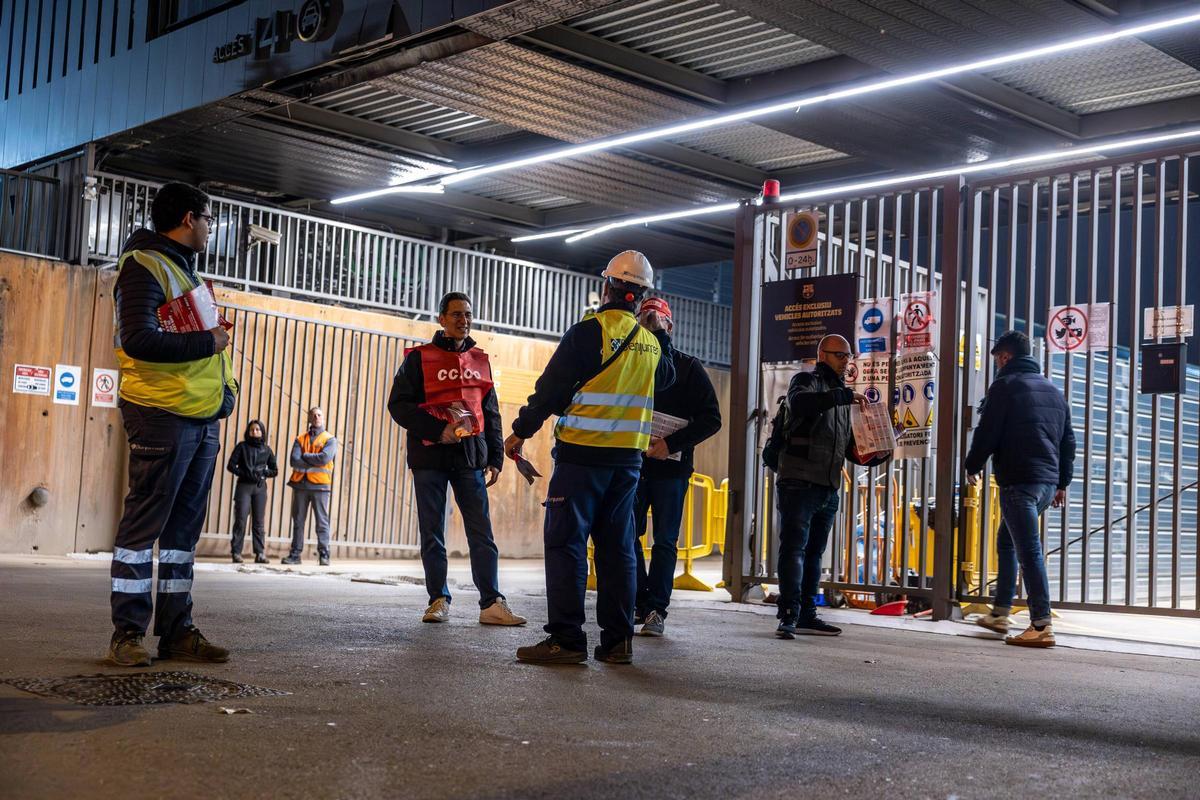 Los sindicatos van al Camp Nou a asesorar a los trabajadores de las obras