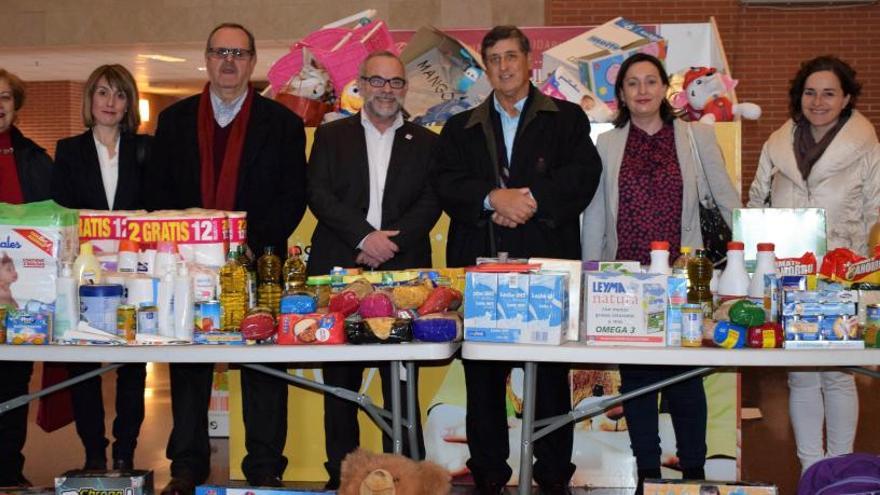 La UMH entrega 4.000 kilos de alimentos al Centro Nazaret de Alicante
