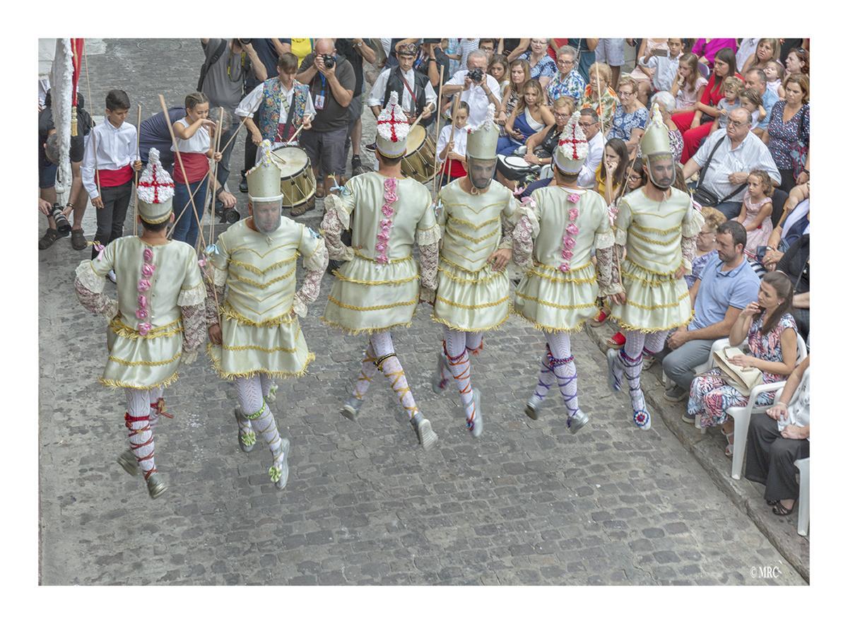 El baile de los Tornejants es uno de los más espectaculares de las fiestas de Algemesí.