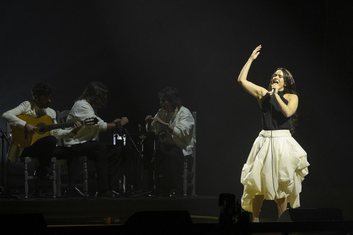 BARCELONA, 29/01/2026.- Rosalía (en la foto) junto a Bad Gyal, Morad, Oques Grasses, Lluís Llach, Fermín Muguruza, Amaia o Yerai Cortés, entre otros artistas, y voces palestinas como Zeyne o Lina Makoul, participan este jueves en Barcelona en el Concierto-Manifiesto X Palestina, un evento solidario con el pueblo palestino cuyos beneficios se destinarán a apoyar diferentes espacios culturales en este territorio. EFE/Marta Pérez
