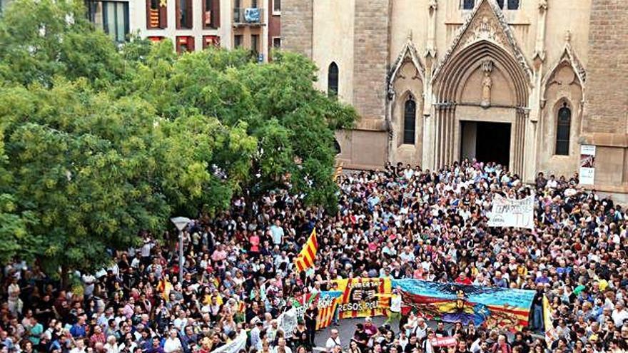 La plaça Sant Roc de Sabadell, plena a vessar en la concentració per rebutjar les detencions de la Guàrdia Civil