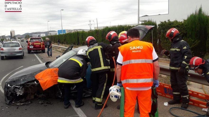 Aparatoso choque entre dos vehículos en la N-340 en Benicarló