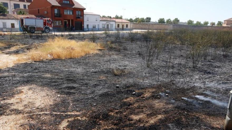 Los bomberos sofocan un nuevo fuego en solares de Pinilla sin desbrozar