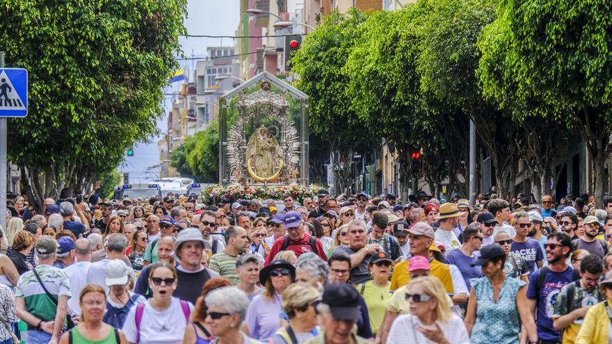 “Seas creyente o no, esto es tradición”: la Virgen del Pino llega a Las Palmas de Gran Canaria